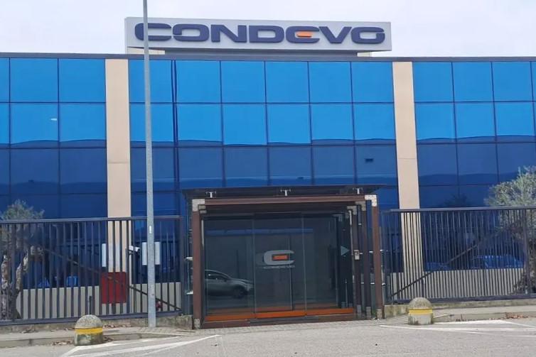Condevo licenzia, è muro contro muro