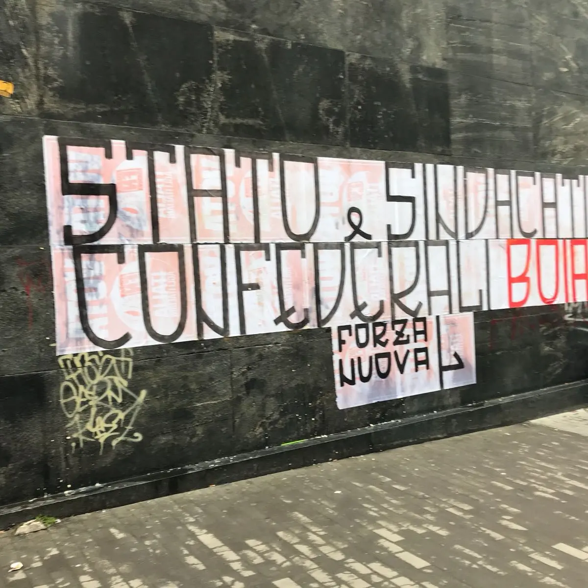 Napoli, striscione di Forza Nuova contro i sindacati