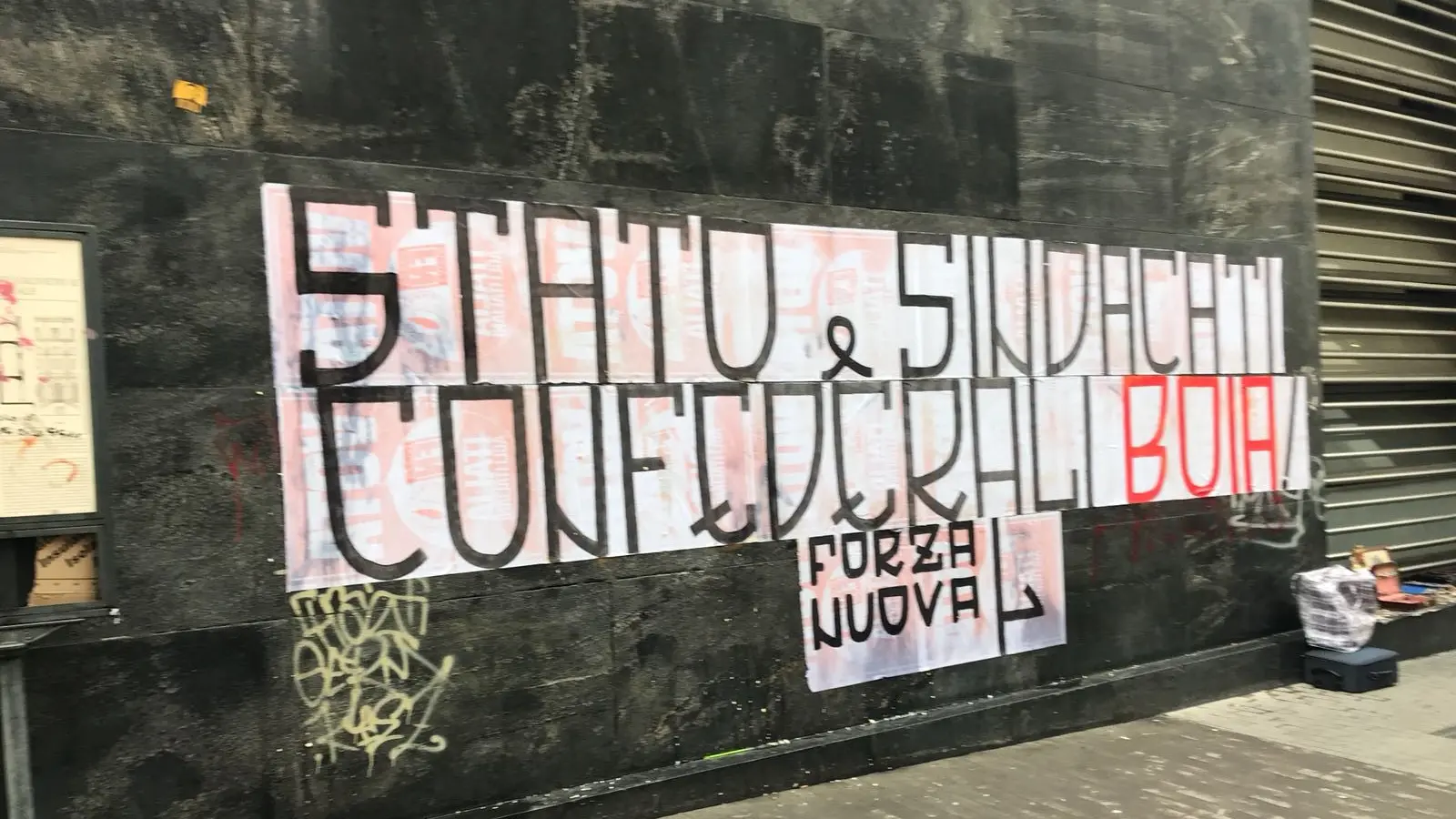 Lo striscione fascista a Napoli