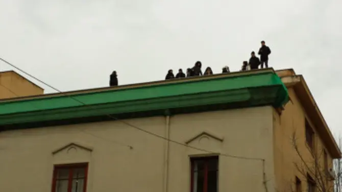 Bagheria, i precari salgono sul tetto del Municipio