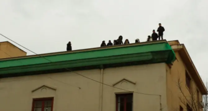 Bagheria, i precari salgono sul tetto del Municipio