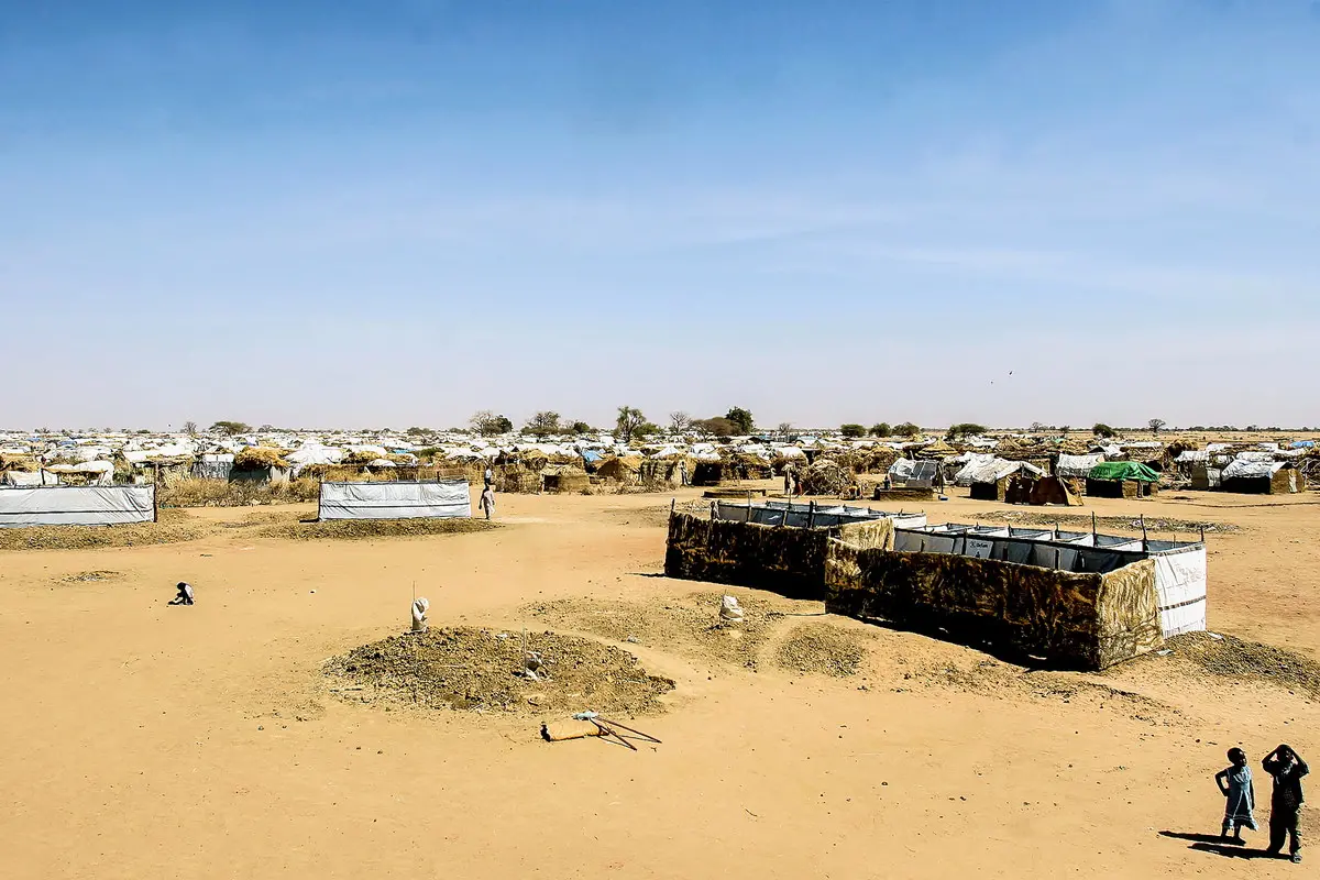 Darfur, Sud Sudan, anno 2005. Campo profughi di Kalma, assolato e polveroso. Guardo i bambini ritratti nella foto, così piccoli nell'immensità del campo, e non riesco a immaginare il loro futuro. Li guardo a distanza di 15 anni e mi chiedo quale sia ora il loro presente