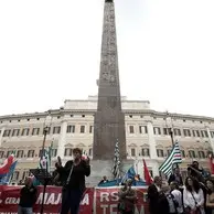 Cig in deroga: sindacati ancora sotto Montecitorio