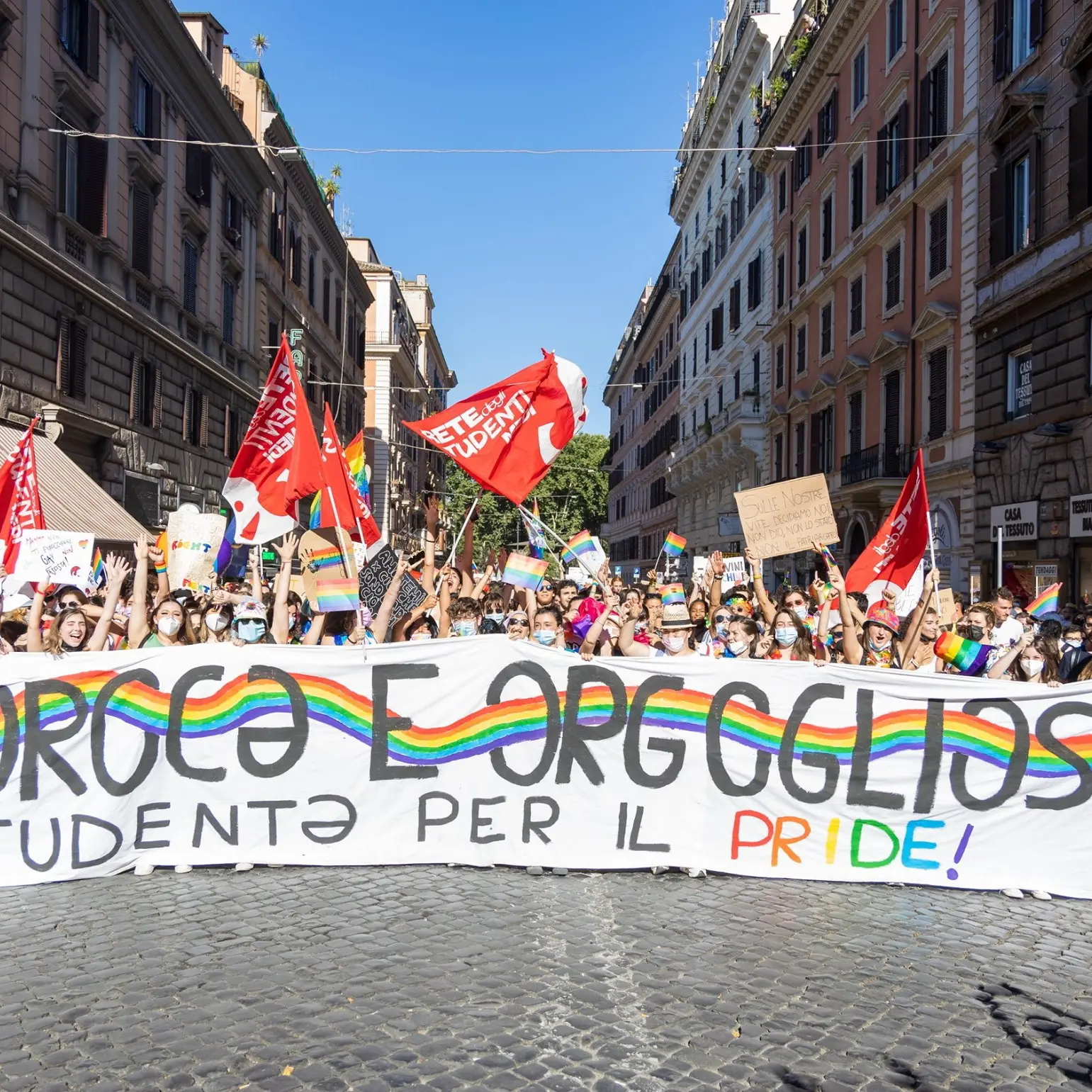 A Roma e Milano l'arcobaleno del Pride