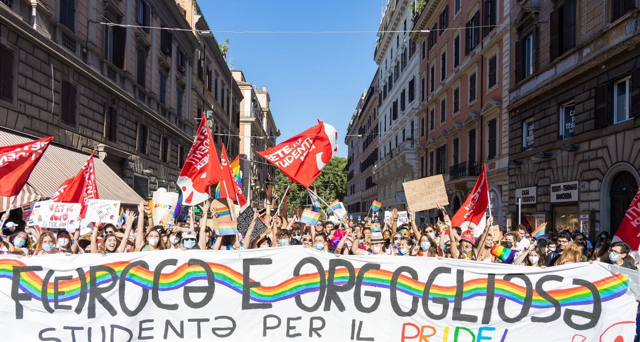 A Roma e Milano l'arcobaleno del Pride