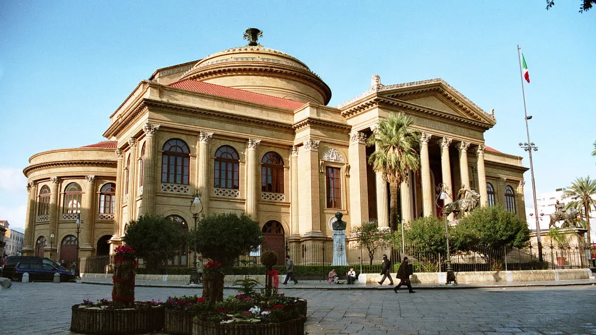 Il teatro Massimo di Palermo (foto da Wikipedia)