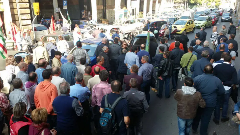 Catania, i forestali bloccano via S.Maddalena (da twitter Cgil Catania)