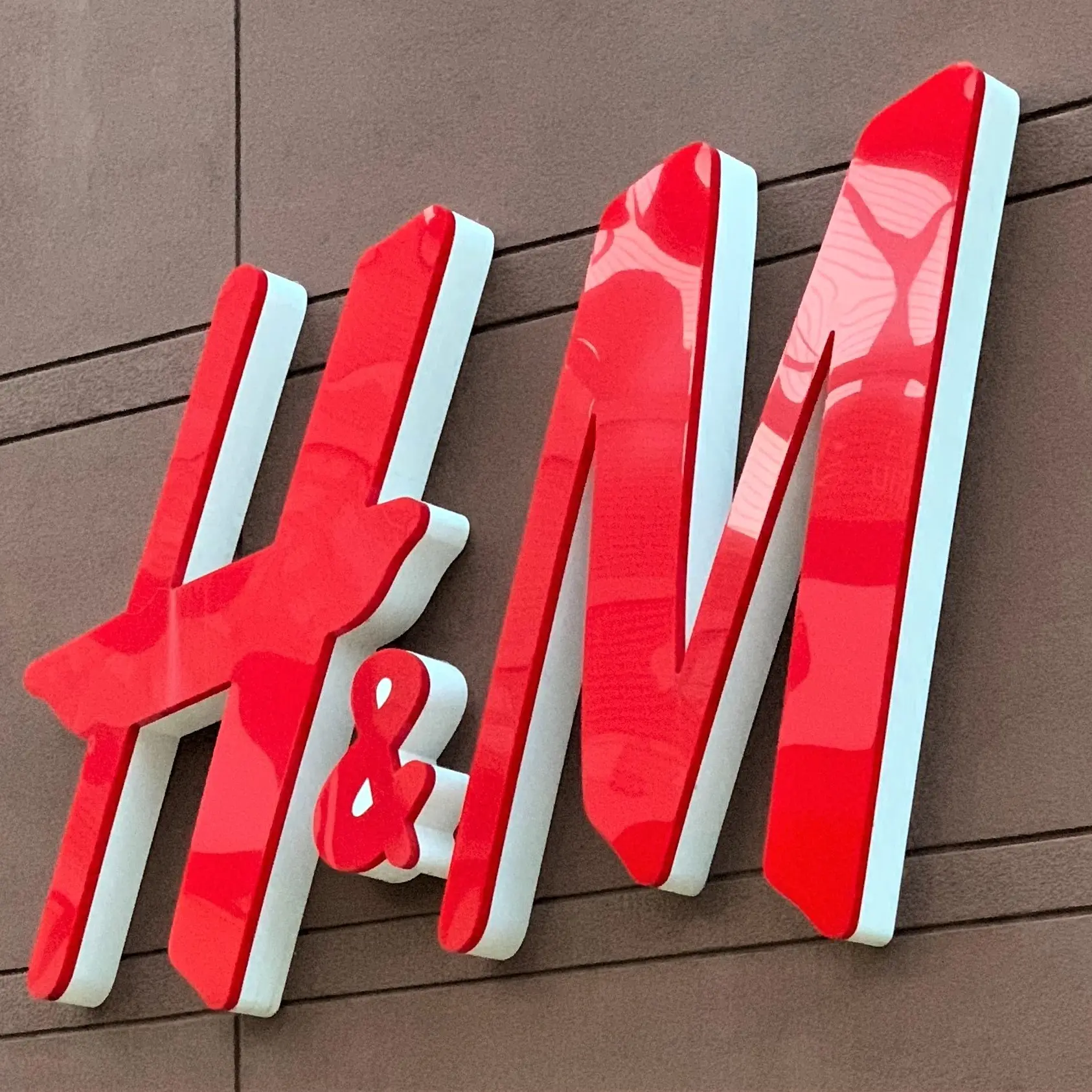 Roma, lavoratore di H&M aggredito da un cliente per aver chiesto il rispetto delle norme anticovid