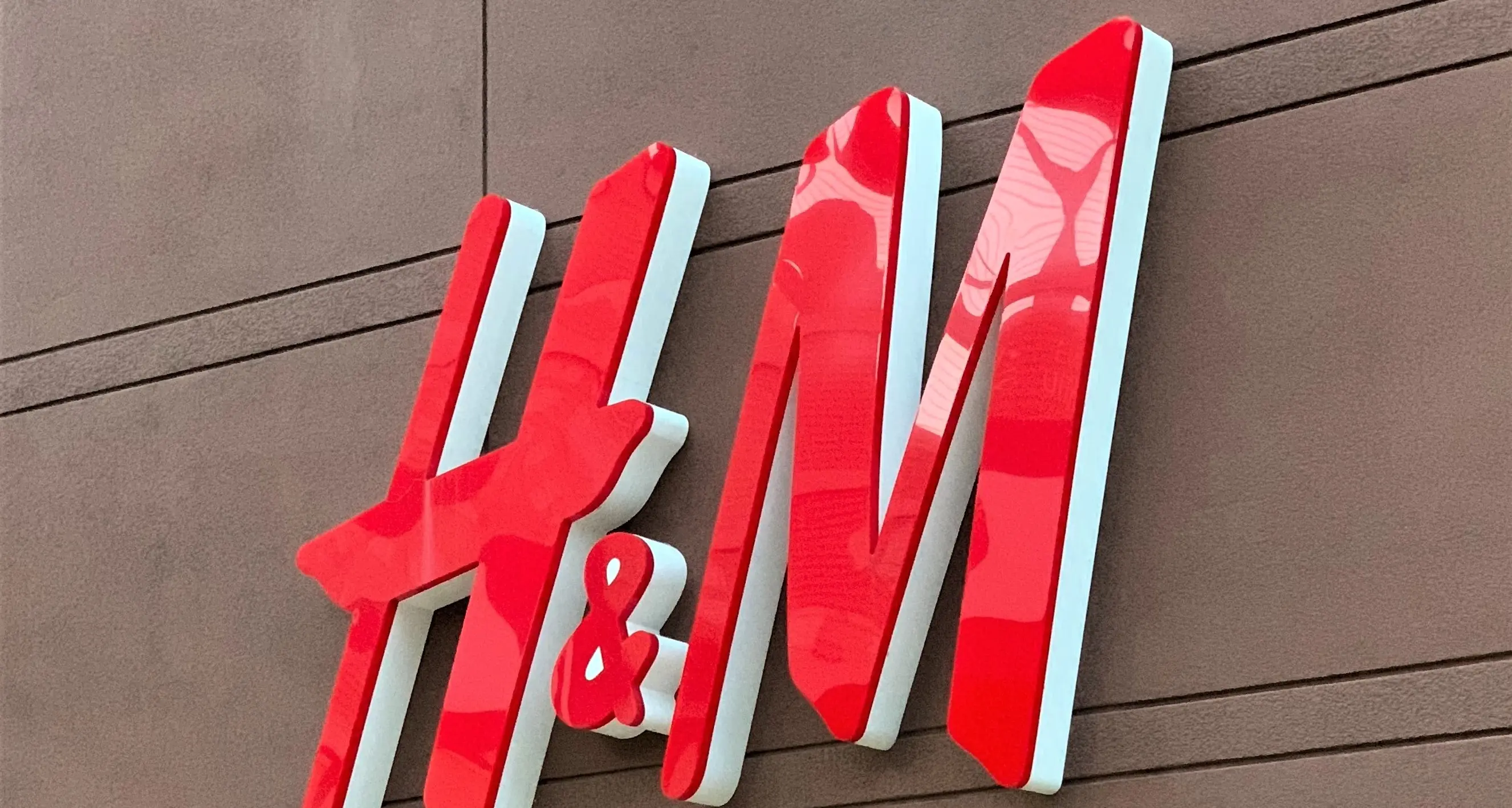Roma, lavoratore di H&M aggredito da un cliente per aver chiesto il rispetto delle norme anticovid