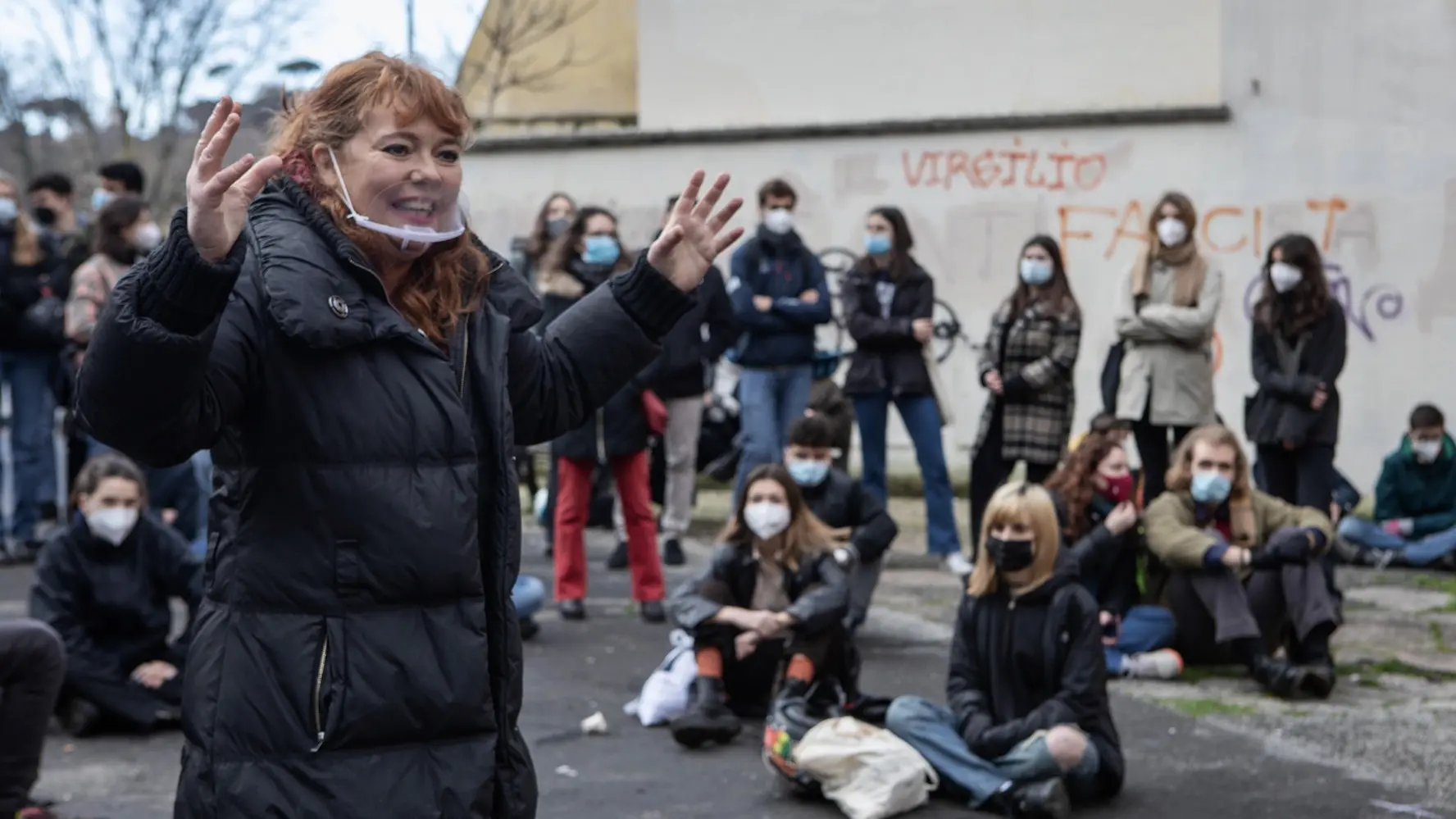 Lezioni all'aperto e cortei, la scuola sciopera