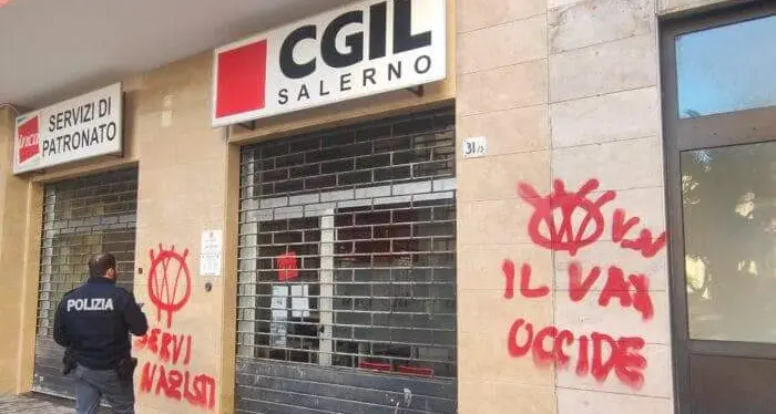 Salerno, imbrattato il muro della sede Inca Cgil
