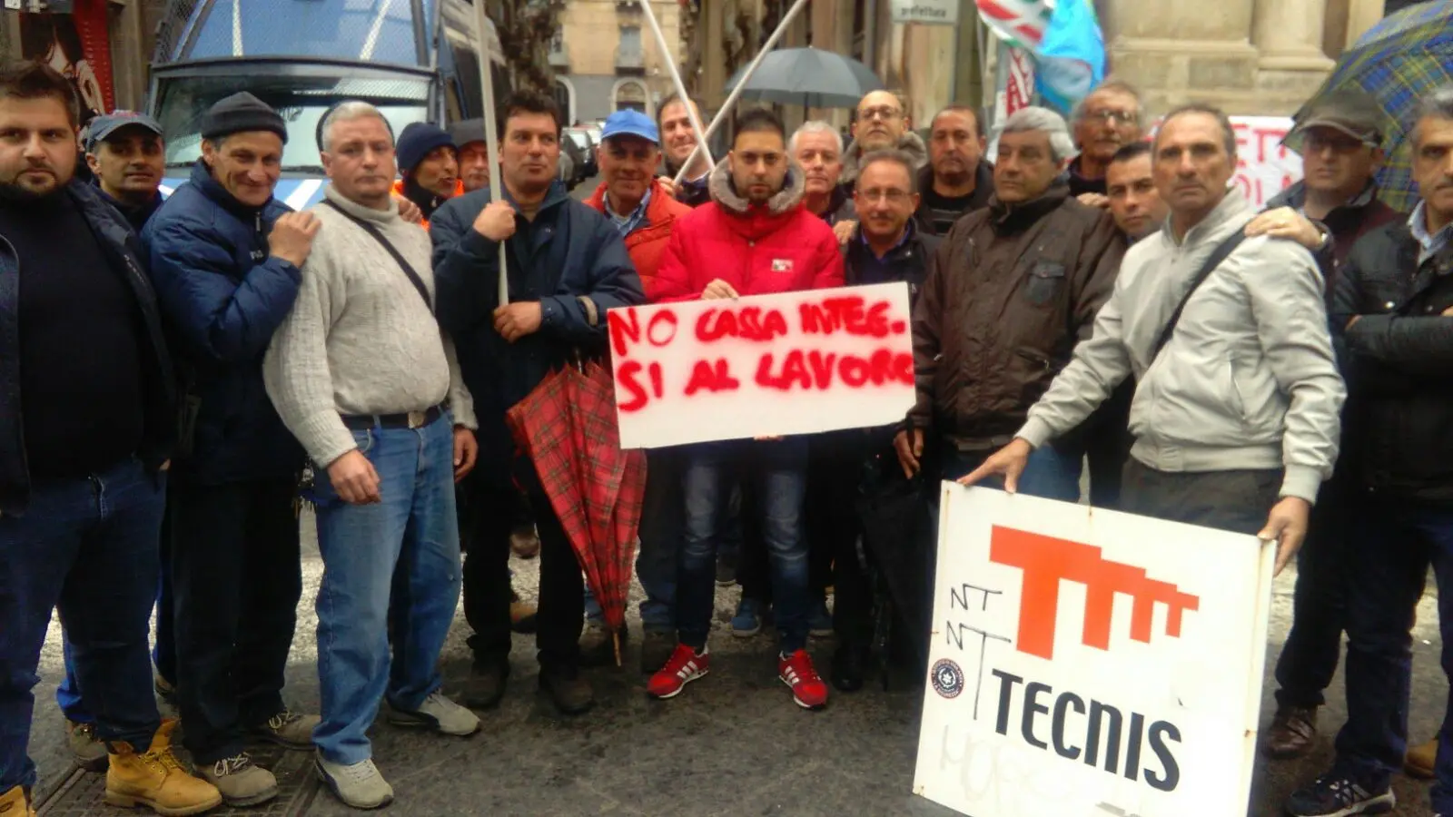 La protesta dei lavoratori Tecnis (foto Cgil Catania)