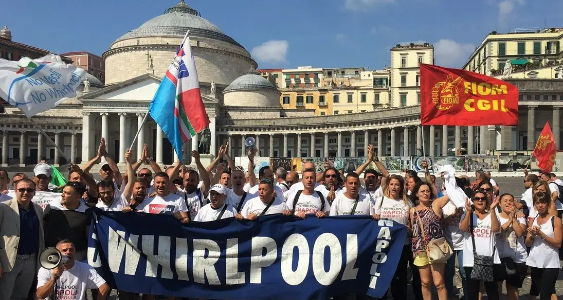 Re David (Fiom) a Napoli con gli operai della Whirlpool: «Il governo non si faccia dettare la politica industriale dalle multinazionali»