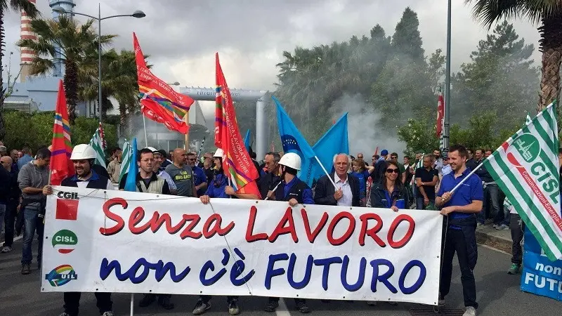 Uno sciopero dei lavoratori Tirreno Power (foto Cisl Liguria)