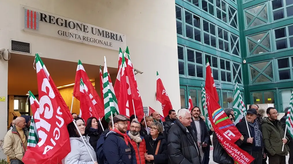 Lavoratori Tagina in presidio sotto la Regione