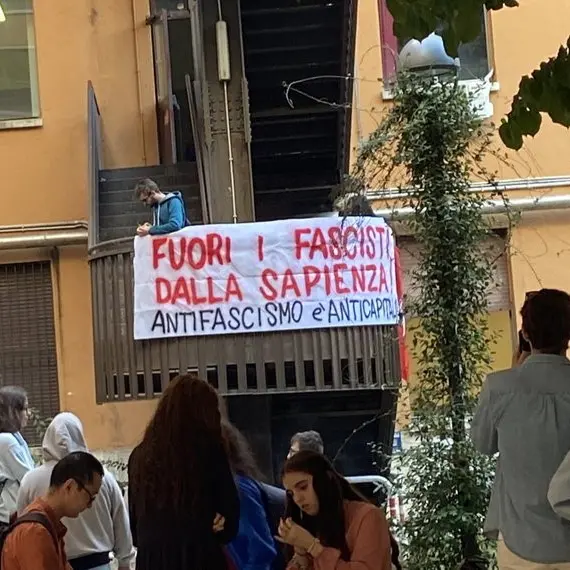 Roma, la polizia carica gli studenti