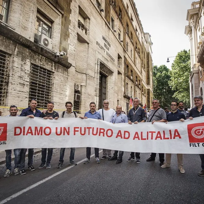 Alitalia: sindacati, se notizie confermate danni inestimabili per l'economia del Paese