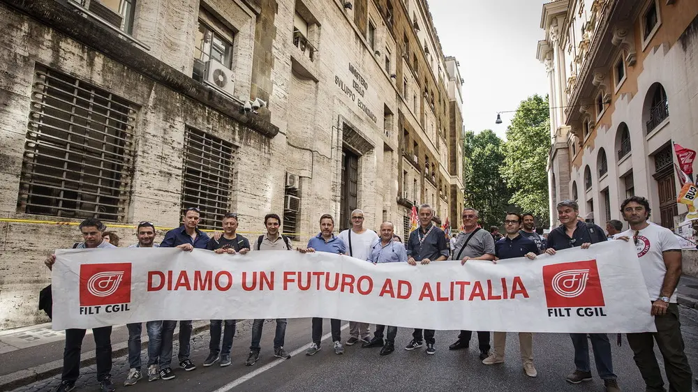 Alitalia: sindacati, se notizie confermate danni inestimabili per l'economia del Paese