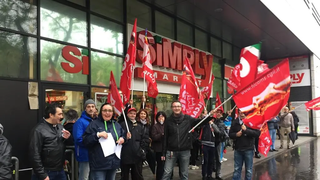 Una protesta dei lavoratori Simply Sma