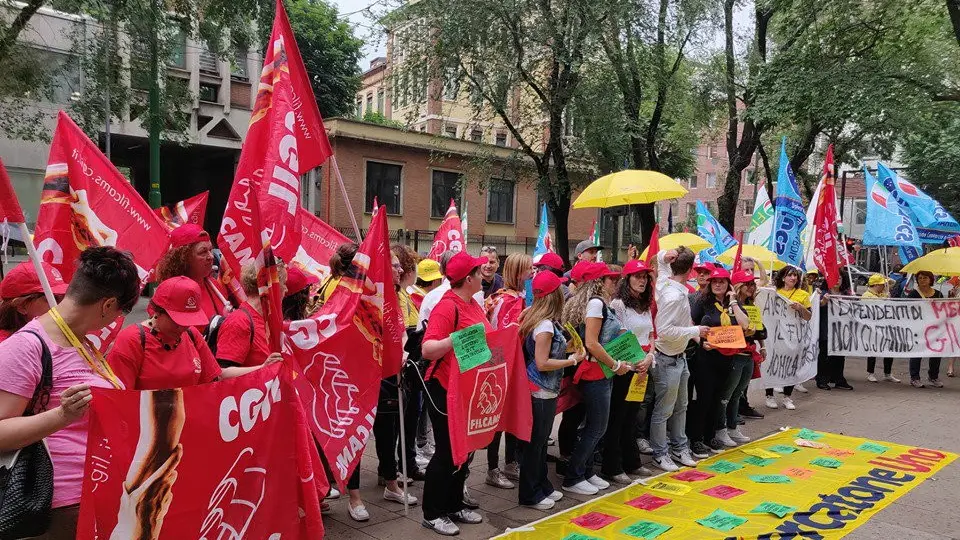La protesta a Milano dei lavoratori Mercatone Uno