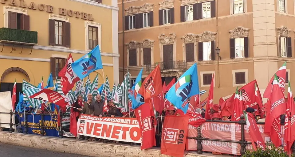 Spi Cgil Veneto: pensionate prendono in media 703 euro al mese contro i 1.344 degli uomini