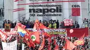 Napoli, una manifestazione del 2002 CONTROLUCE/AG.SINTESI