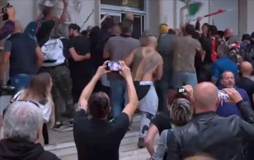 Foto IPP da video Roma 09/10/2021 Manifestazione dei No Vax - contro il green pass - nella foto il momento dell' assalto da parte dei manifestanti piu' violenti alla sede del sindacato CGIL