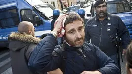 st: la polizia carica i lavoratori (foto di Attilio Cristini)