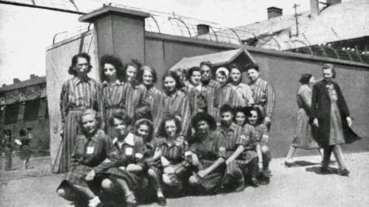 Estella (prima a sinistra in piedi) nel campo di Holleischen subito dopo la Liberazione