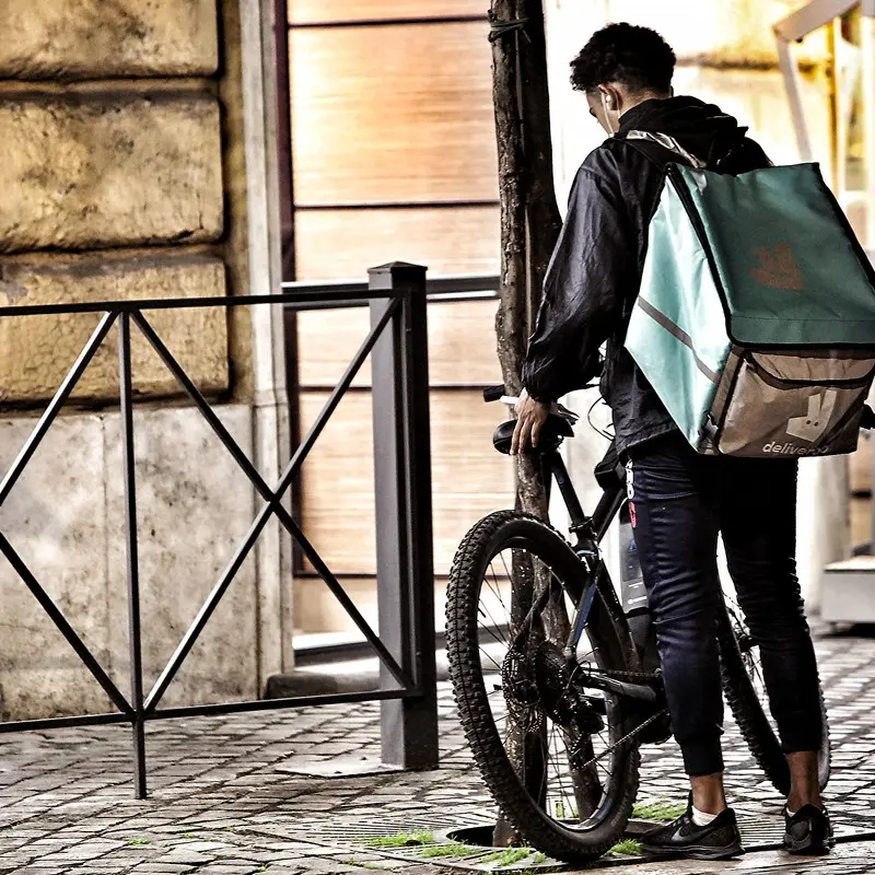 Deliveroo Torino, la Cgil incassa il sì della Prefettura per proteggere i lavoratori migranti