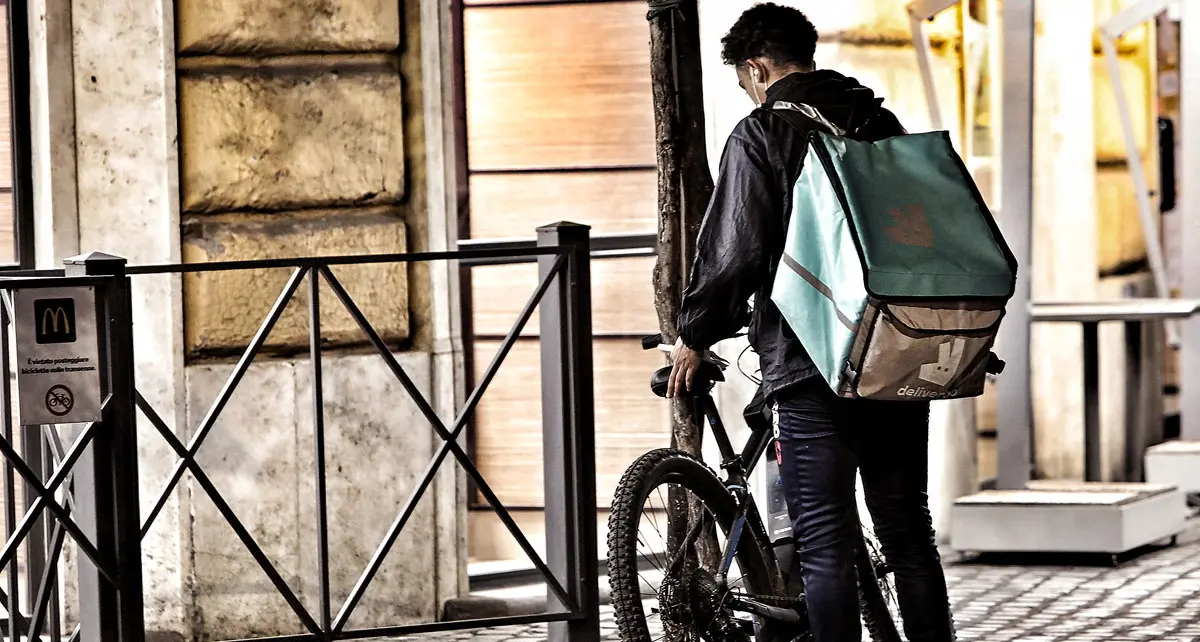 Deliveroo Torino, la Cgil incassa il sì della Prefettura per proteggere i lavoratori migranti