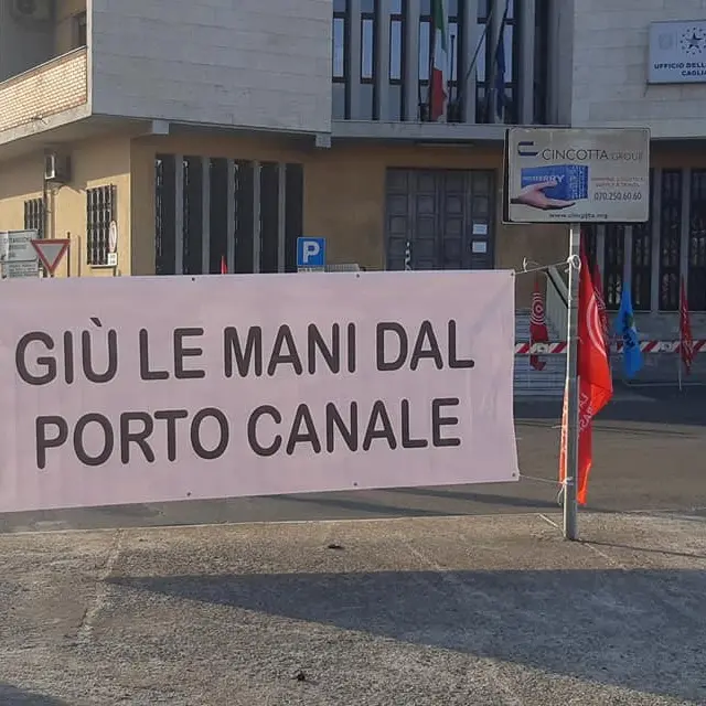 Porto di Cagliari, la protesta continua