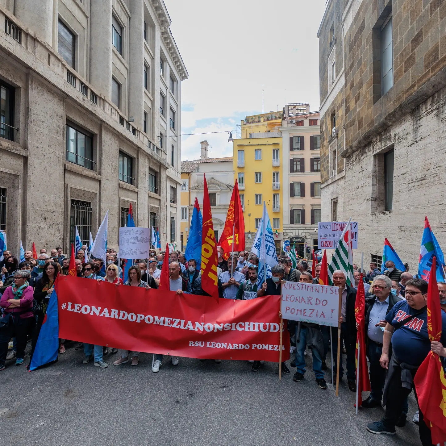 Grande adesione alla protesta dei lavoratori della sede Leonardo di Pomezia contro la chiusura