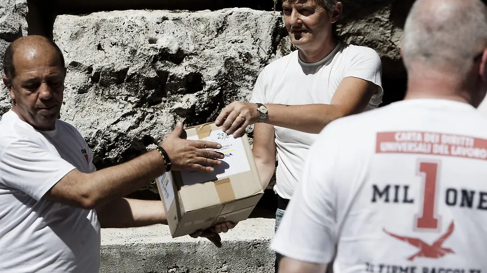 La consegna delle firme in Cassazione (foto Merlini)