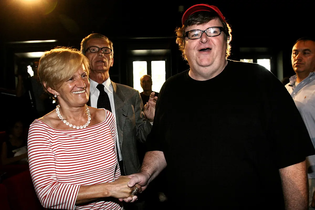 Michael Moore al tempo del suo film profetico sulle ingiustizie nella Sanità degli Stati Uniti. Un atto di denuncia contro disuguaglianze e diritti negati. Oggi la pandemia ha fatto esplodere le contraddizioni di molti sistemi sanitari, compreso quello italiano