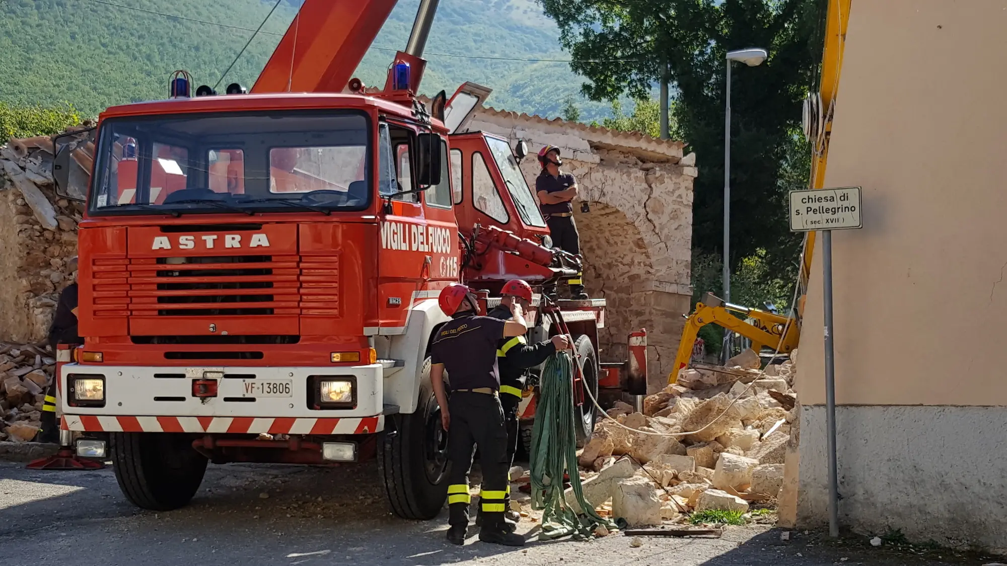 Pompieri in azione a San Pellegrino (Norcia)