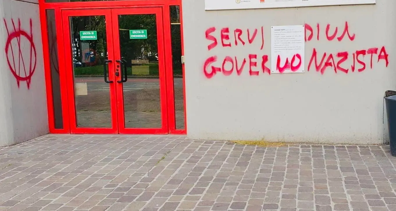 Modena, attacco fascista e no vax alla sede della Cgil