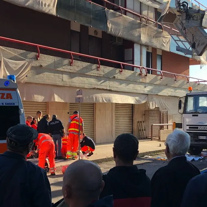 Precipitano dall'alto, morti due operai edili