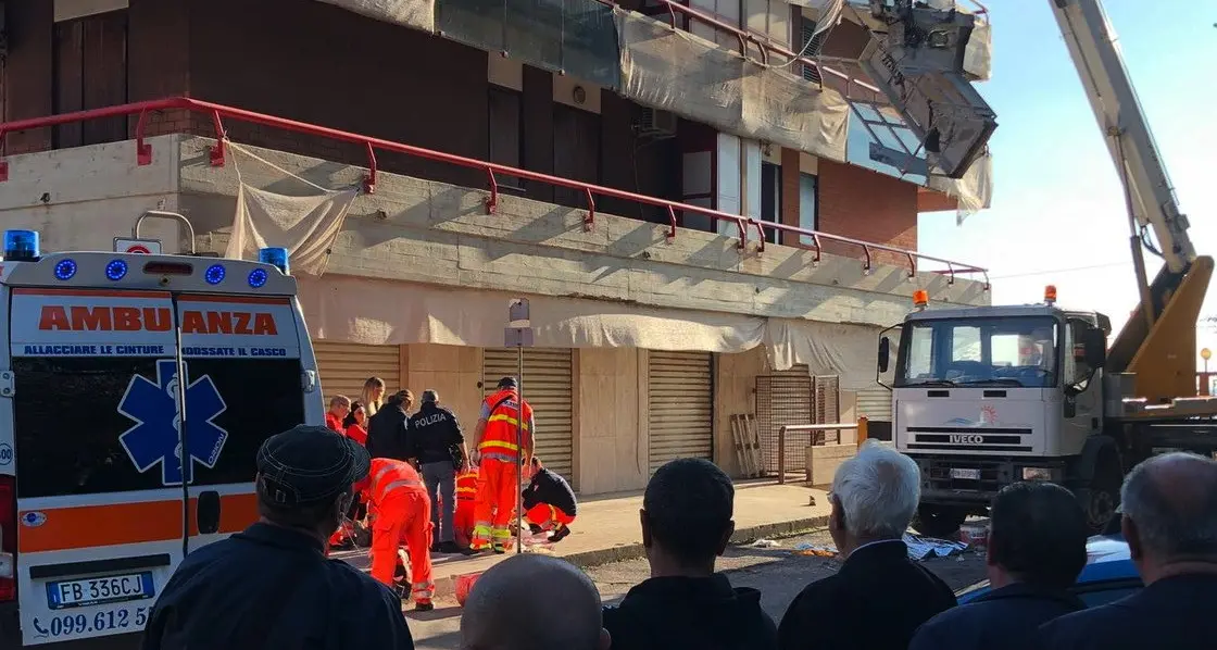 Precipitano dall'alto, morti due operai edili