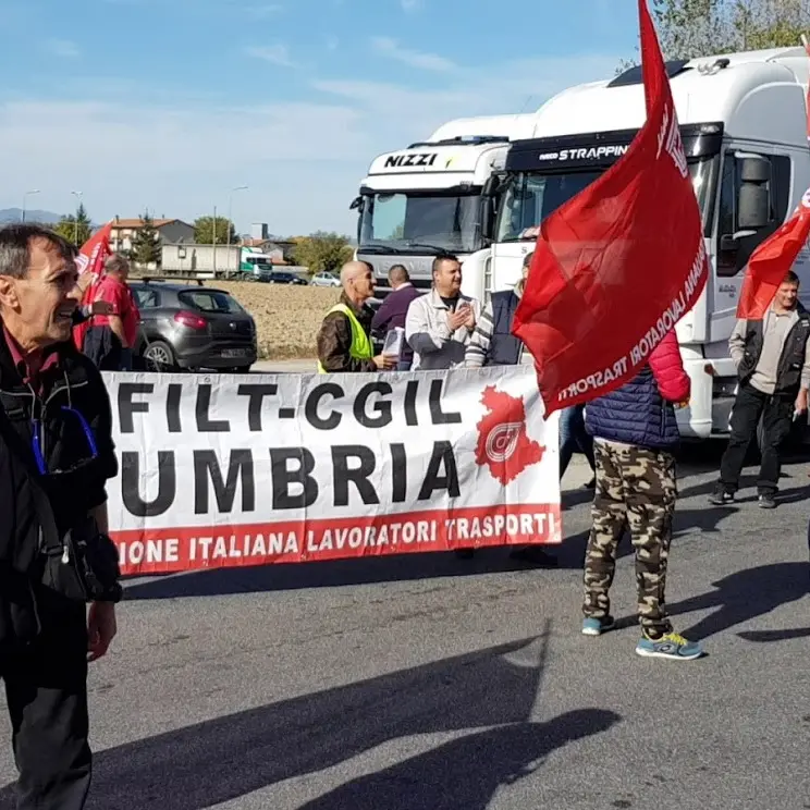 Sciopero dei trasporti: in Umbria presidio sotto la Regione