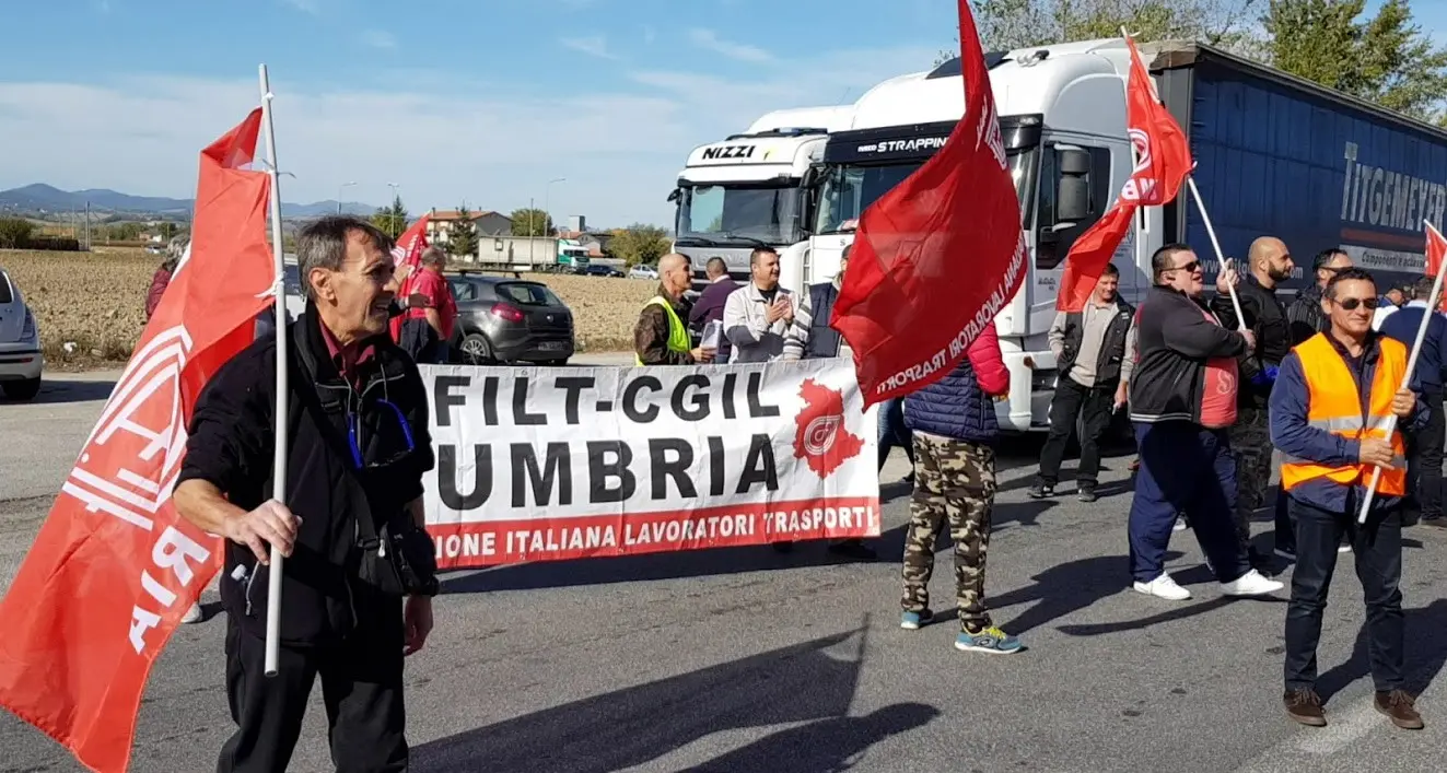 Sciopero dei trasporti: in Umbria presidio sotto la Regione