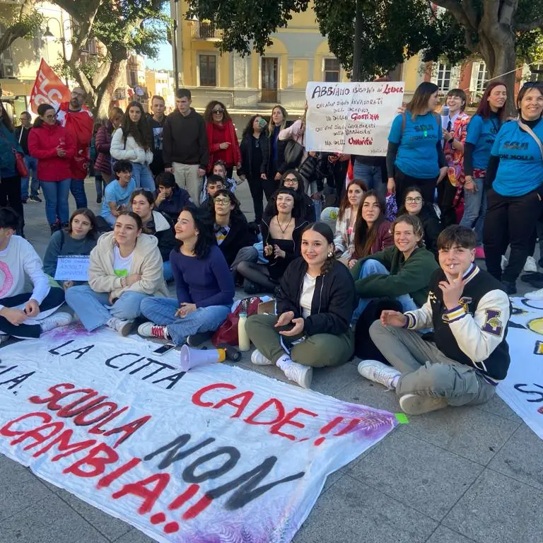 Cagliari, studenti e insegnanti in piazza contro Valditara