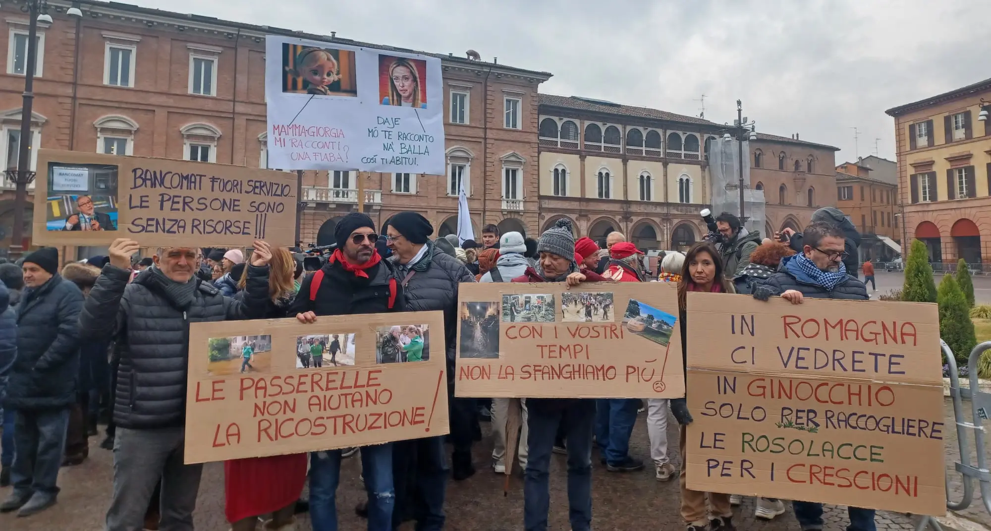 Alluvionati dimenticati. La protesta contro Meloni a Forlì