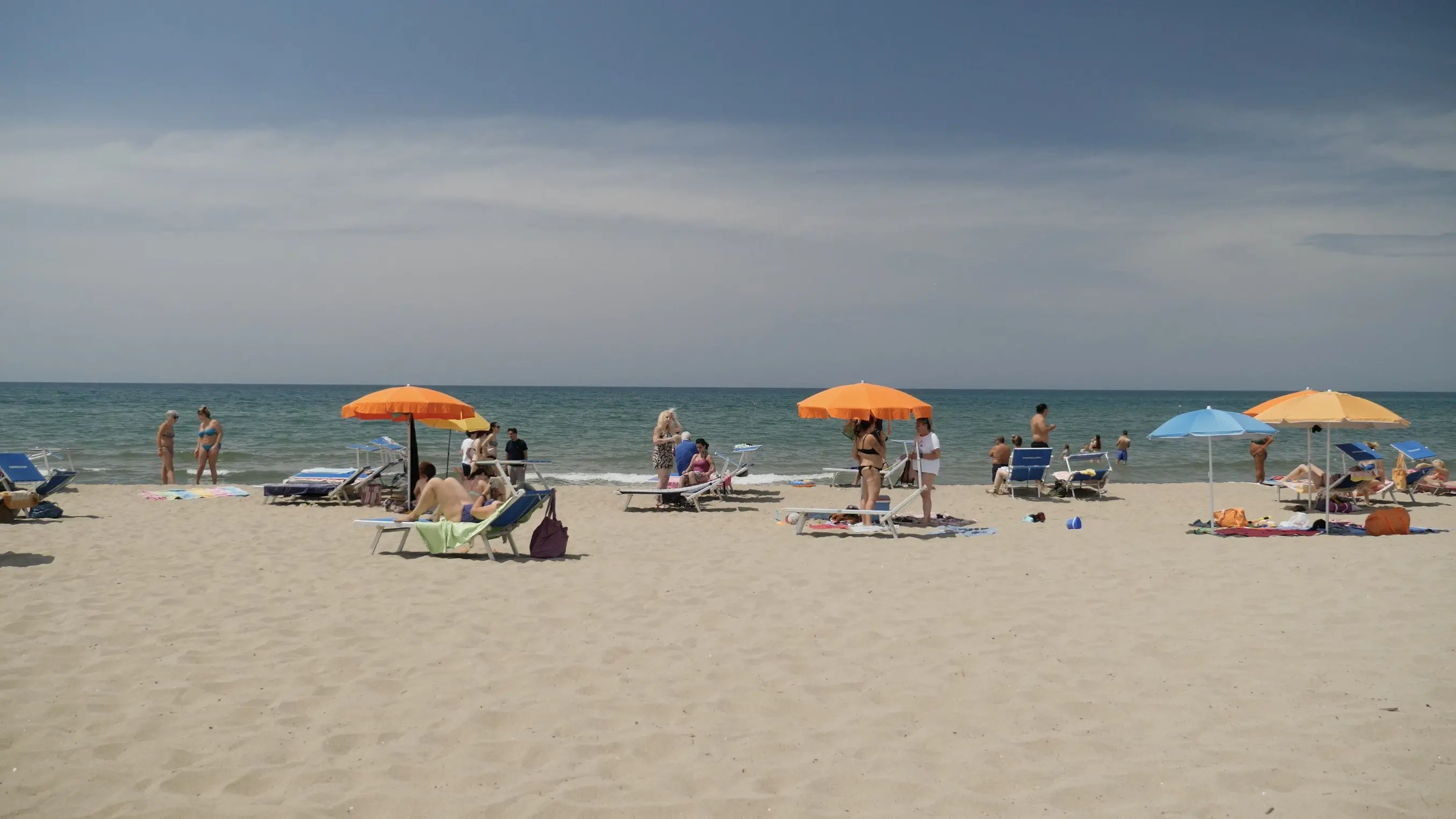 Il lavoro dalla spiaggia: «Vogliamo contratti e dignità»