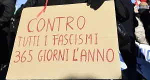Mantova, striscioni fascisti contro le sedi Cgil e Cisl