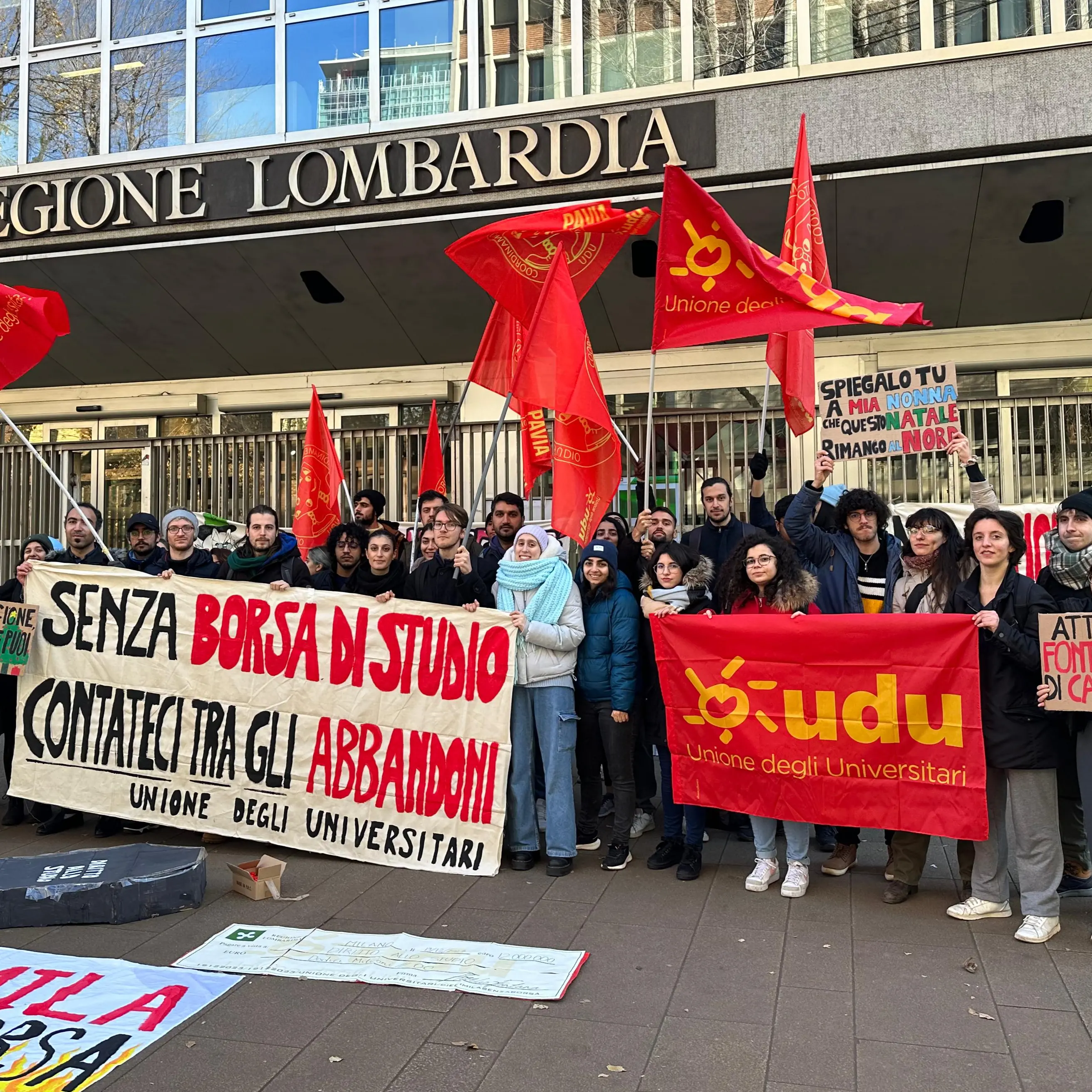 10 mila senza borsa, studenti in piazza a Milano