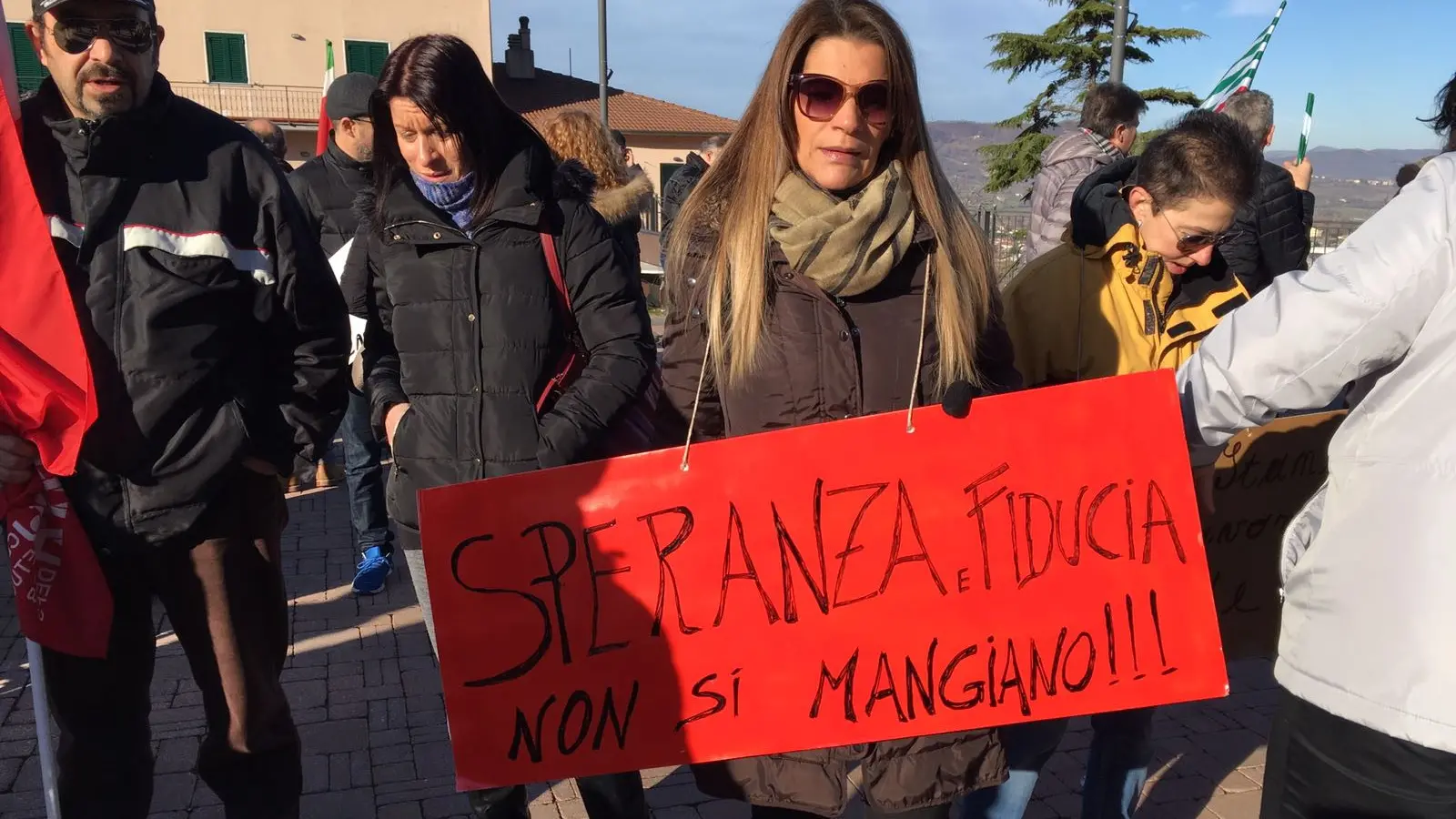 Una lavoratrice Tagina in piazza