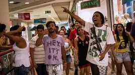 Brasile: dilagano i \"rolezhinos\", flash mob delle favelas (foto del Nyt)