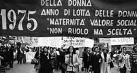 Madri e padri: nel 1975 la riforma che fermò le discriminazioni