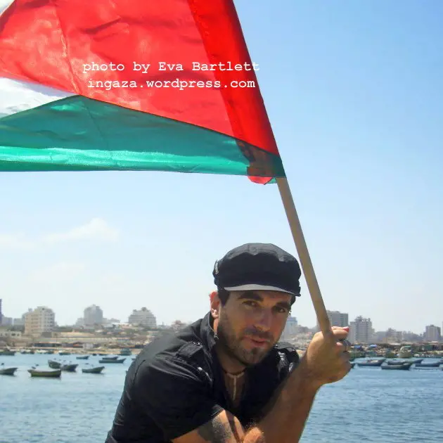 Restiamo umani. La lezione di Vittorio Arrigoni, ucciso dieci anni fa a Gaza